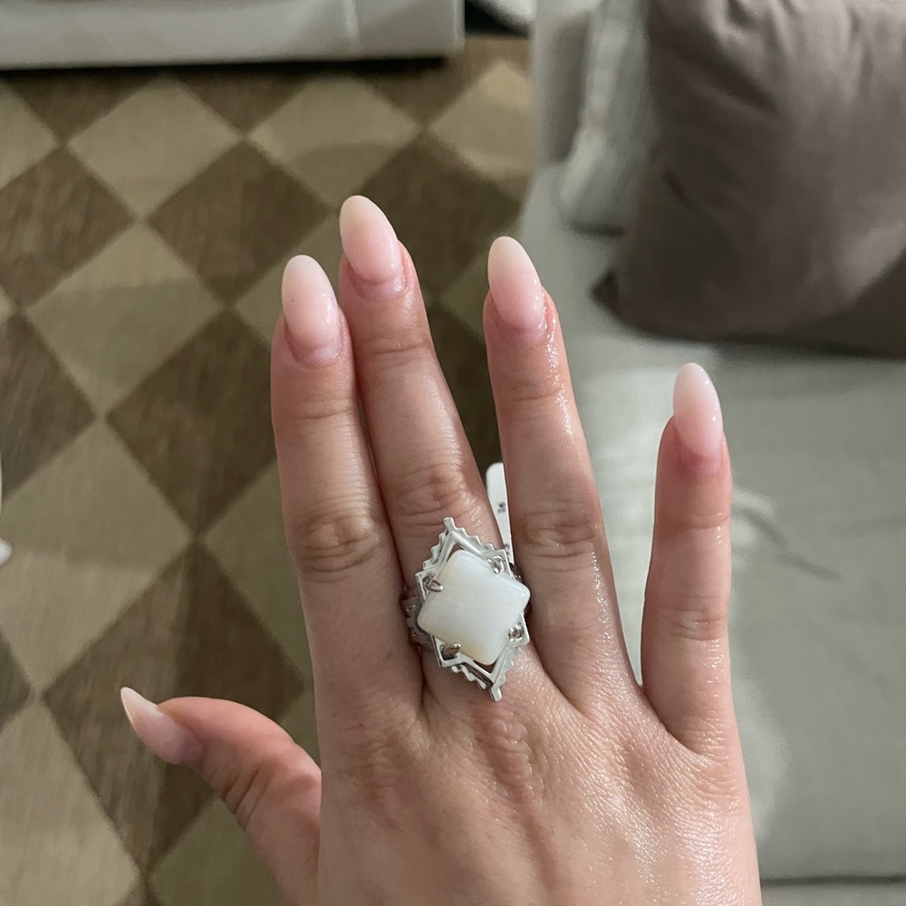 NWOT KENDRA SCOTT VINTAGE CASS COCKTAIL RING - Picture 2 of 2
